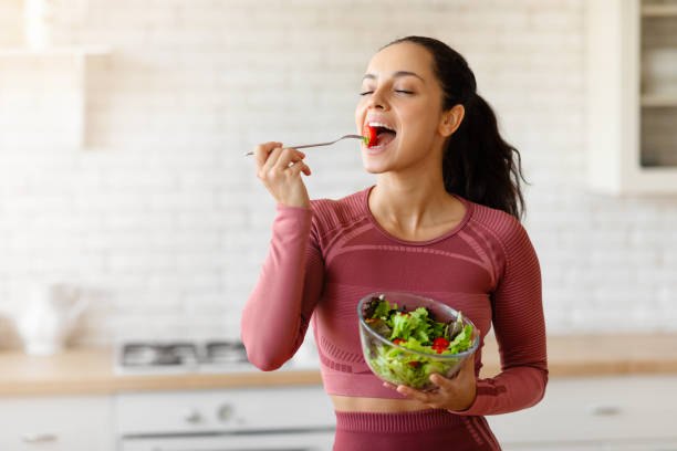 Mulher comendo salada
